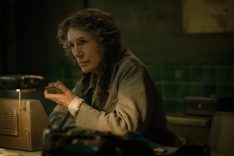 Harriet Walter como Martha Walker en Silo Temporada 3 Capítulo 7