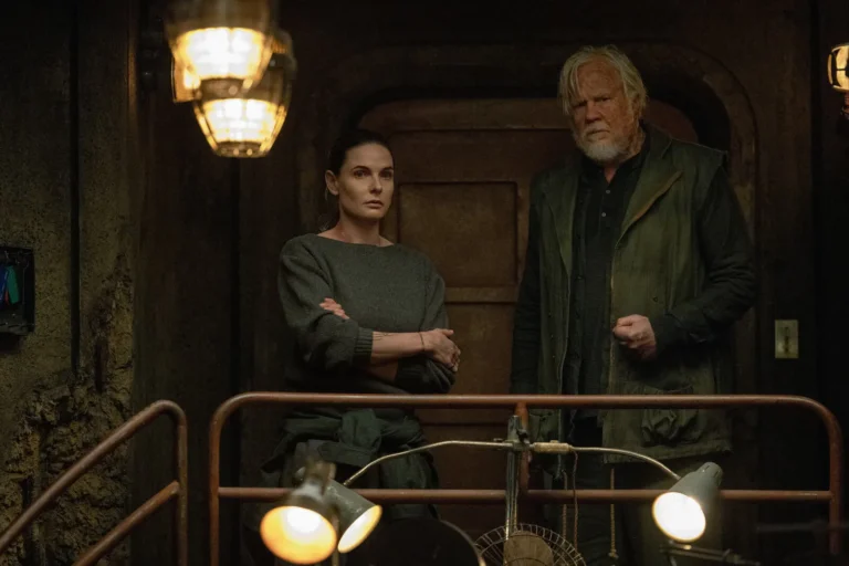 Rebecca Ferguson como Juliette Nichols y Tim Robbins como Bernand Holland en Silo 3x07