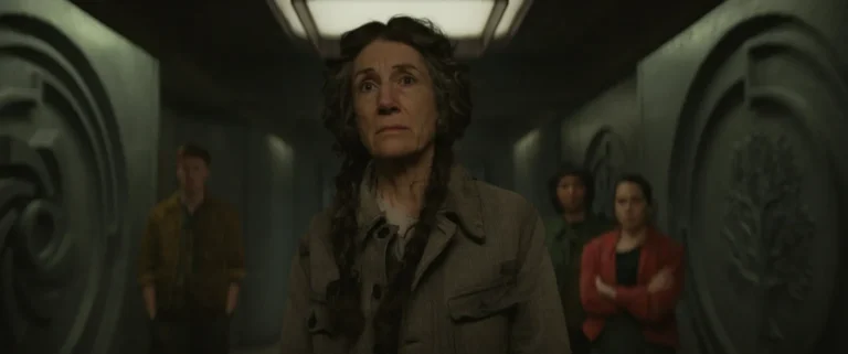 Harriet Walter como Martha Walker en Silo Temporada 3 Episodio 7
