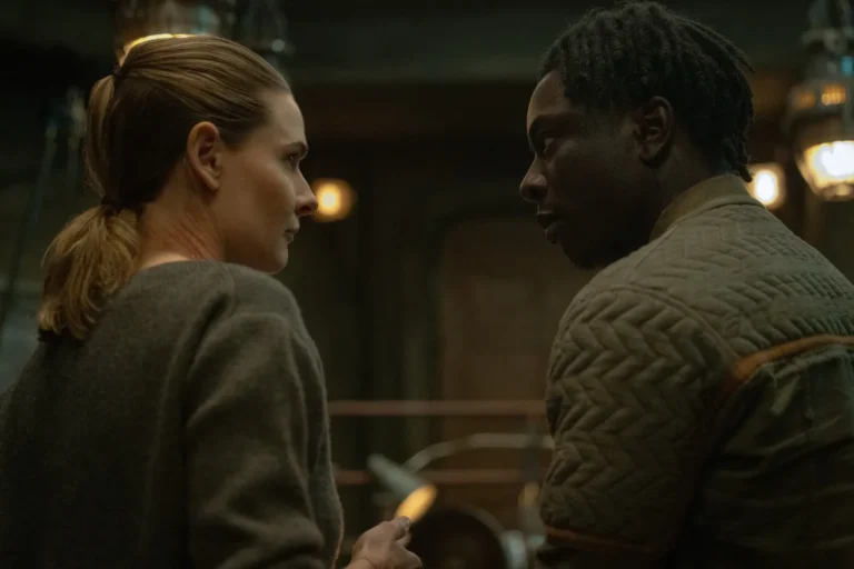 Rebecca Ferguson como Juliette Nichols y Olatunji Ayofe como Teddy en Silo 3x07