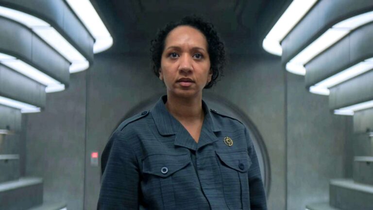 Alexandria Riley como Camille Sims en Silo 3x07