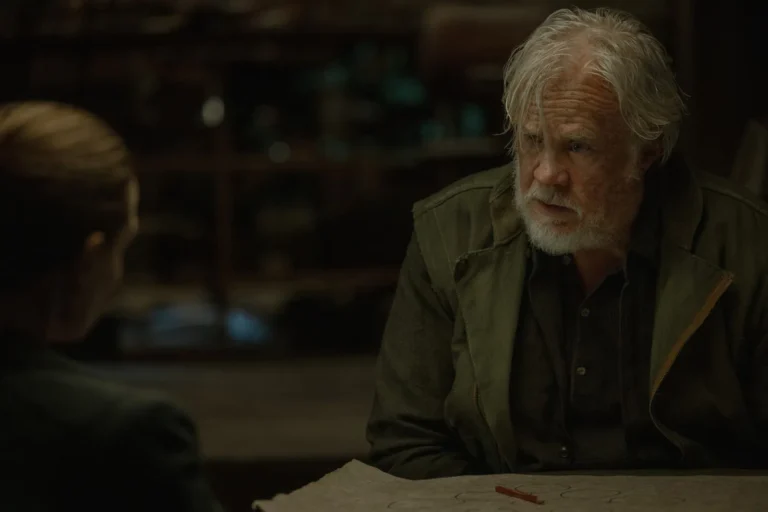 Tim Robbins como Bernard Holland en Silo Temporada 3 Capitulo 8