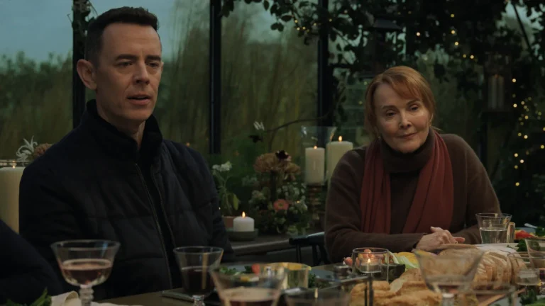 Colin Hanks como Per Stensen y Laura Innes como la senadora Rosalind Thurman en Silo S03E08