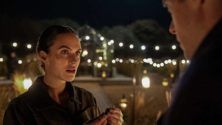 Jessica Brown Findlay como Charlotte Keene, y Ashley Zukerman como Daniel Keene en Silo 3x08