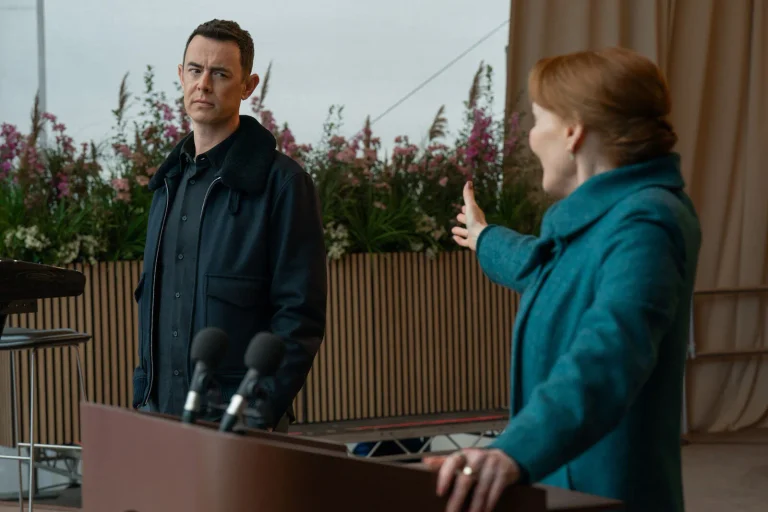 Colin Hanks como Per Stensen y Laura Innes como la senadora Rosalind Thurman en Silo 3x09