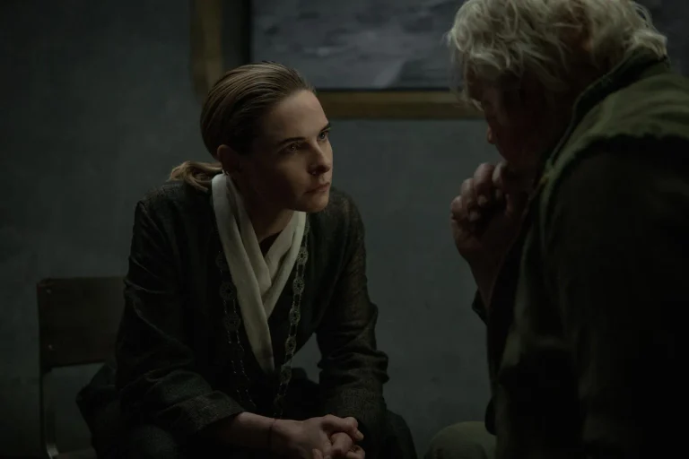 Rebecca Ferguson como Juliette Nichols y Tim Robbins como Bernard Holland en Silo 3x09