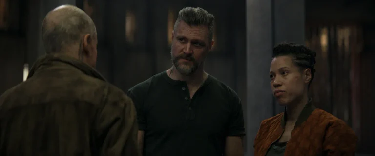 Shane McRae como Knox y Remmie Milner como Shirley Campbell en Silo 3x09 Farewell