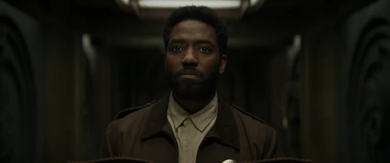 Chinaza Uche como Paul Billings en Silo Temporada 3 Capitulo 9
