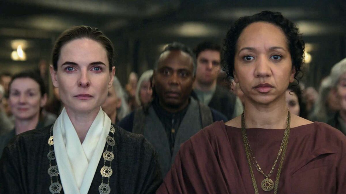 Rebecca Ferguson como Juliette Nichols y Alexandria Riley como Camille Sims en Silo 3x09