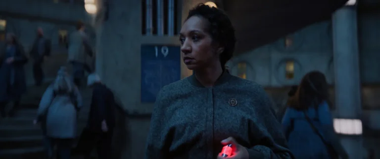 Alexandria Riley como Camille Sims en Silo 3x10 (Final de Temporada)