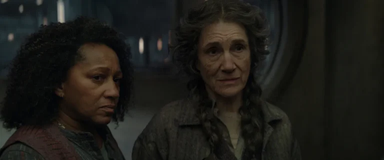 Clare Perkins como Carla McLain y Harriet Walter como Martha Walker en Silo S03E10 "Troy"