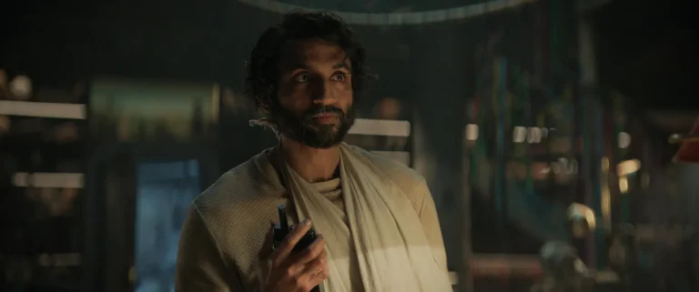 Avi Nash como Lukas Kyle en Silo 3x10 (Final de Temporada)