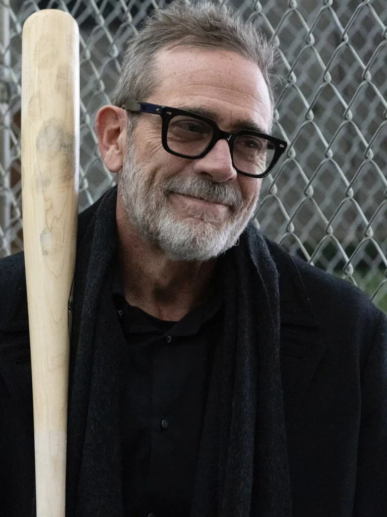Jeffrey Dean Morgan como Negan con un bate de béisbol en Dead City S03E06 Genesis