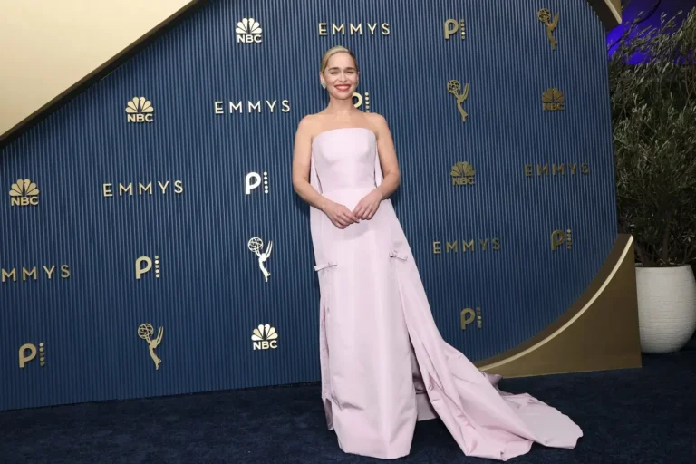 Emilia Clarke con vestido Prada en la alfombra roja de los Emmys 2026