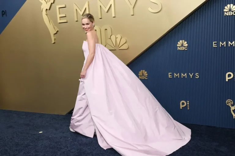 Emilia Clarke con un vestido Prada en la alfombra roja de los Emmys 2026