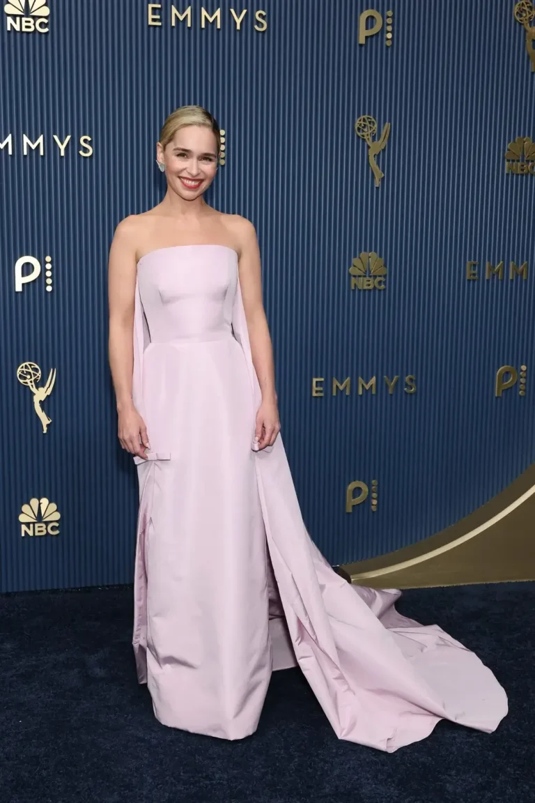 Emilia Clarke durante la alfombra roja de los Emmys 2026 con vestido Prada