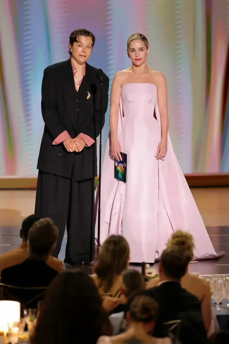 Emma D'Arcy con Emilia Clarke en los Emmys 2026