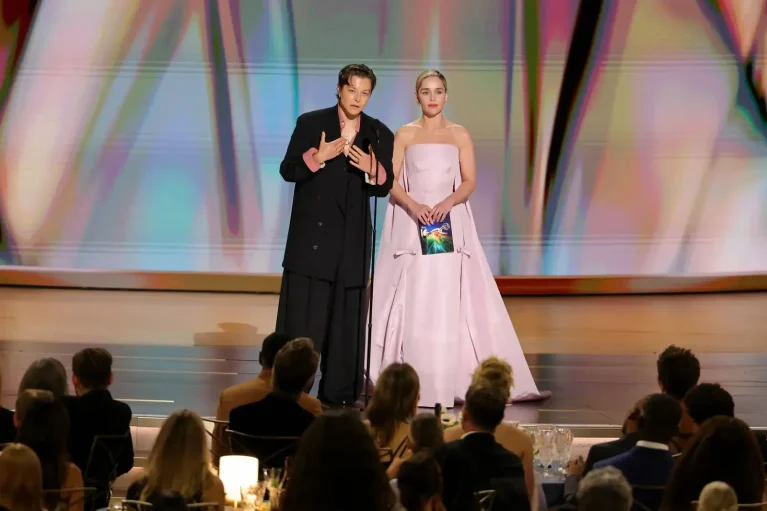 Emma D'Arcy y Emilia Clarke juntas presentando un premio en los Emmys 2026