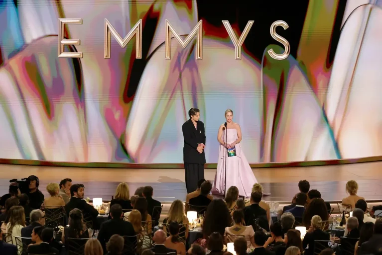 Emma D'Arcy junto a Emilia Clarke hablando alto valyrio en los Emmys 2026