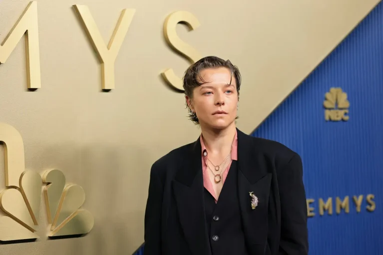 Emma D'Arcy en la alfombra roja de los Emmys 2026