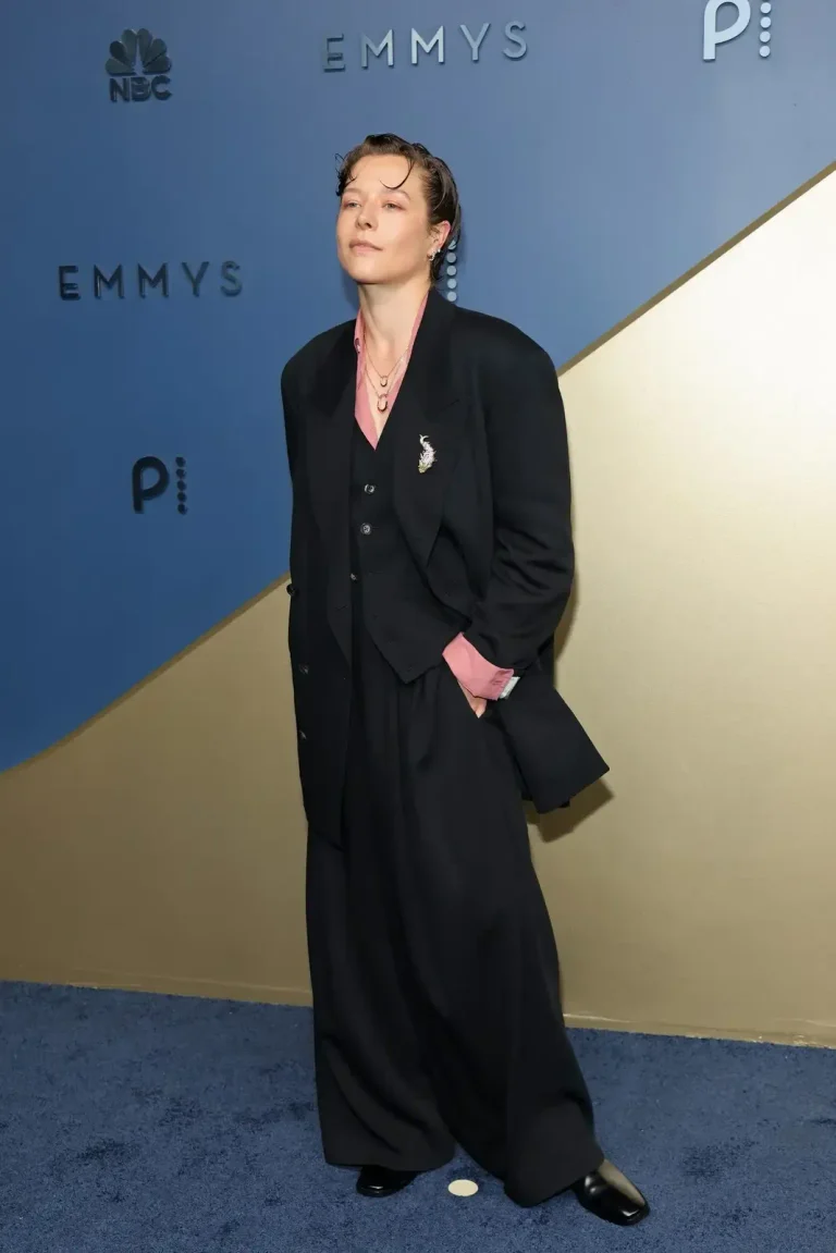 Emma D'Arcy posando en la alfombra roja de los Emmys 2026
