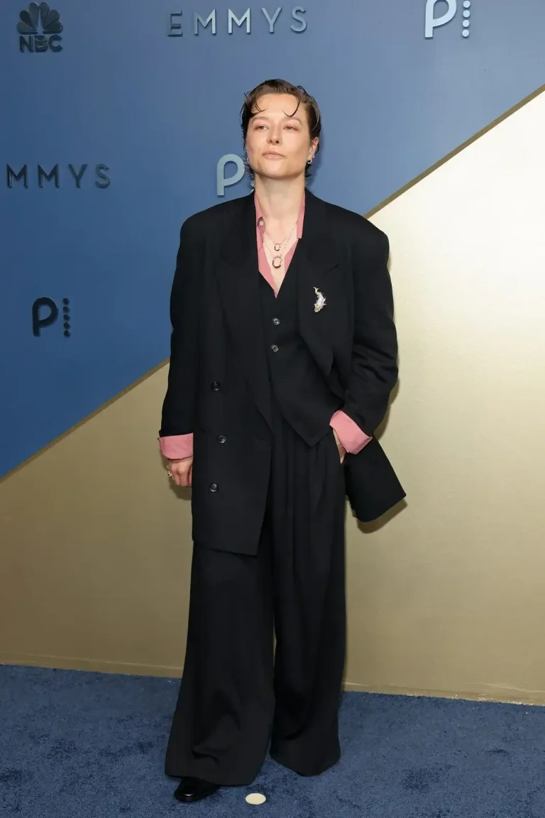 Emma D'Arcy con su look de los Emmys 2026