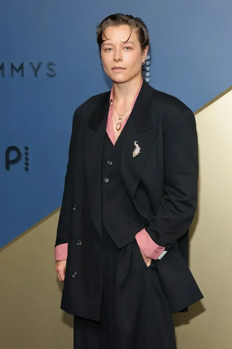 Emma D'Arcy durante la alfombra roja de los Emmys 2026