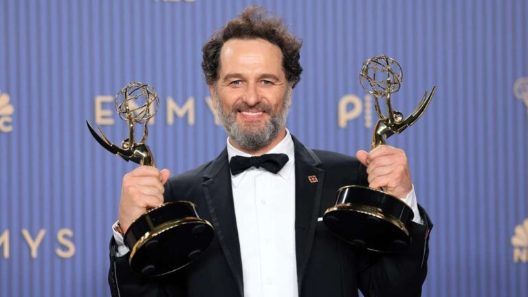 Matthew Rhys hace historia en los Emmy 2026 con doble triunfo por The Beast in Me y Widow's Bay