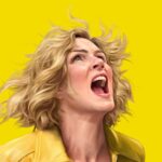 Carol Sturka (Rhea Seehorn) grita con la boca abierta en el póster oficial de Pluribus, la serie de Apple TV+ ganadora del Emmy 2026