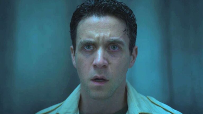 Ashley Zukerman como Daniel / Troy en la temporada 4 de Silo (2027)
